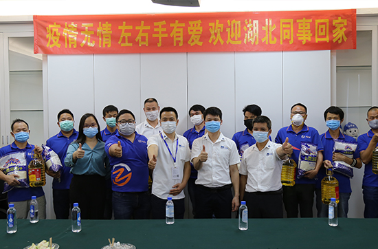 左右手领导与安装师傅合影 左右手领导与安装师傅合影