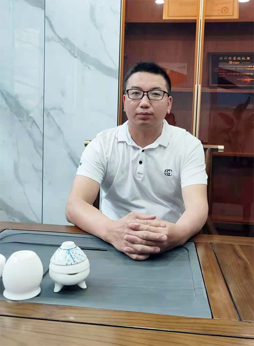 邱远兵.png 邱远兵.png