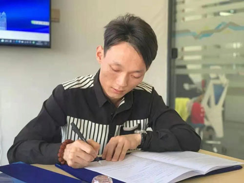 蒋总签约左右手1_看图王.jpg 蒋总签约左右手1_看图王.jpg